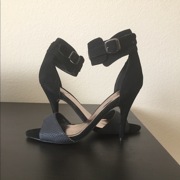 Qupid heels w/ ankle cuff buckle size 8.5 - Picture 2 of 8